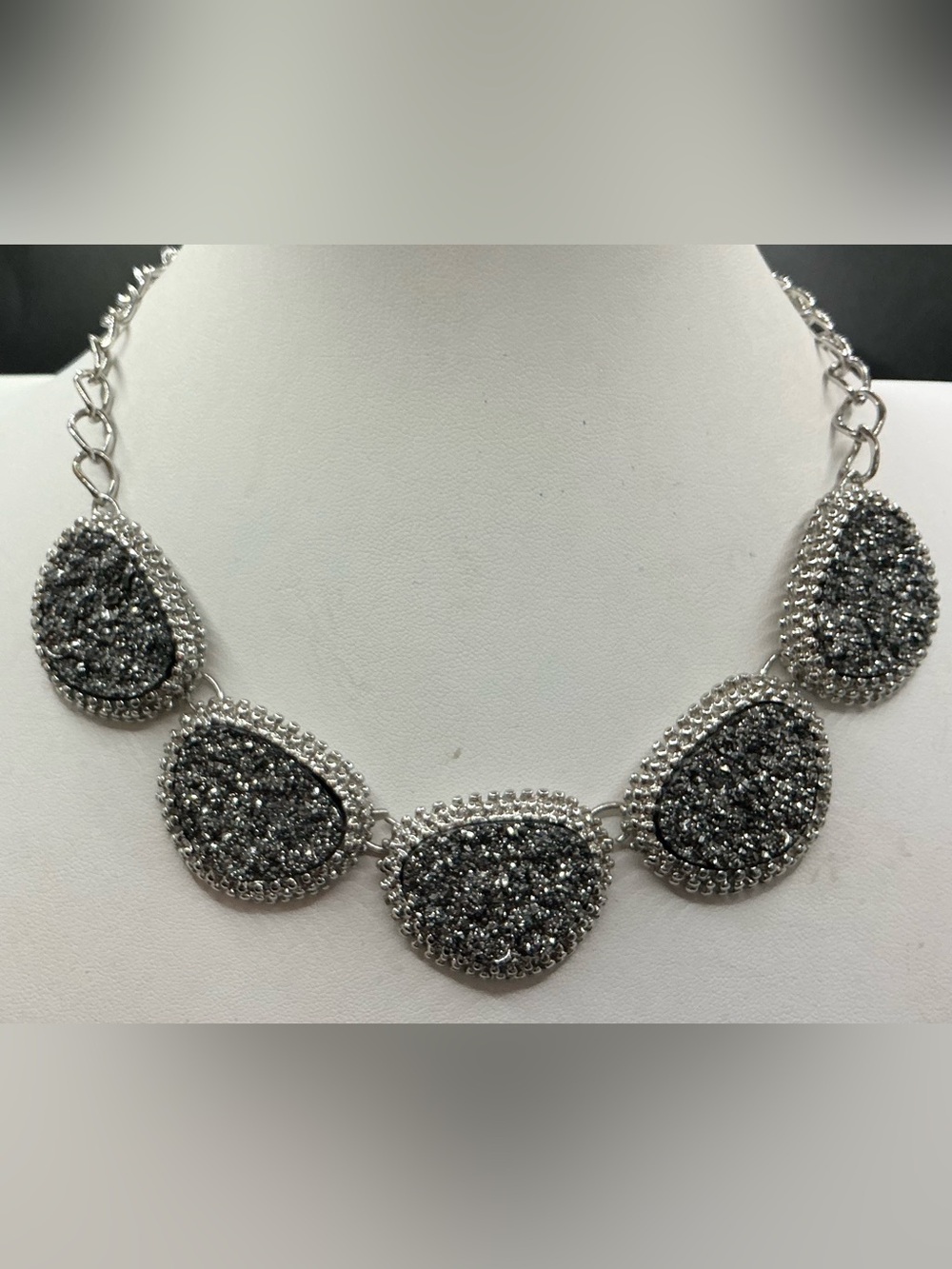 NY & COMPANY SILVER SPARKLE LARGE DISC STATEMENT STRAND NECKLACE